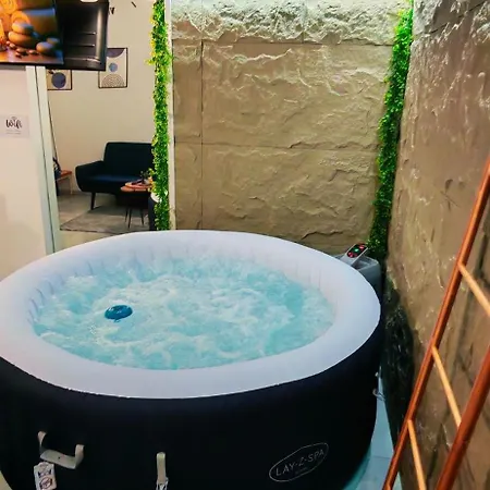 - Jacuzzi - Tvrdava Ii Διαμέρισμα *
